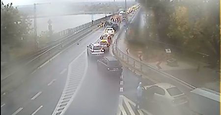 Utrudnienia na moście im. Legionów Józefa Piłsudskiego w Płocku. Samochód uderzył w barierki!