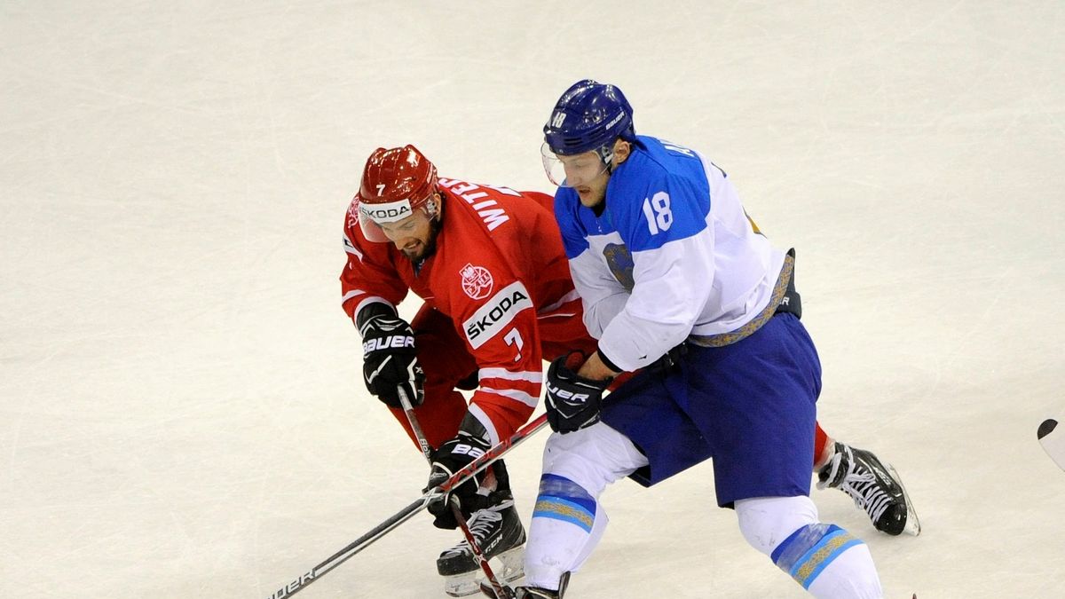 PAP/EPA / Balazs Czagany / Jakub Witecki (po lewej) i Pavel Akolzin (po prawej)