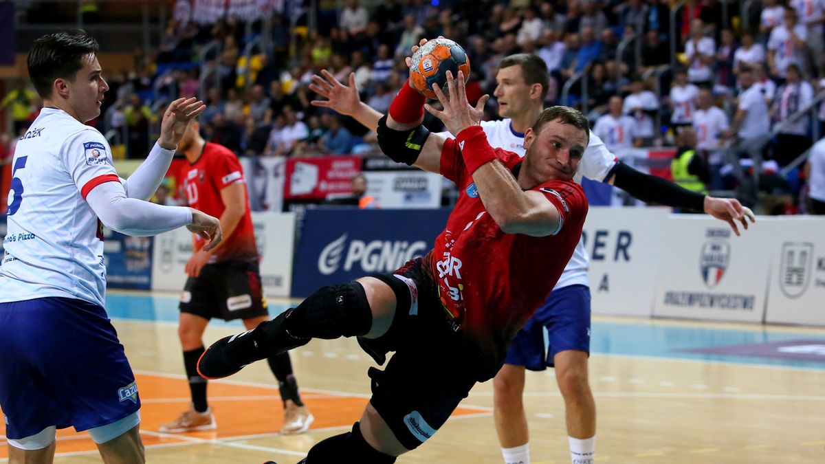 PAP / Tomasz Wojtasik / Na zdjęciu: Zawodnik Energa MKS Kalisz Artur Bożek (z lewej) i Andrzej Kryński (z prawej) z MMTS Kwidzyn