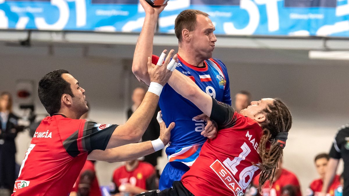 PAP / Wojciech Pacewicz / Na zdjęciu: zawodnik Azotów Puławy Paweł Podsiadło (w środku) oraz Marc Garcia Dieguez (z lewej) i Oswaldo Dos Santos Maestro (z prawej) z Fraikin BM