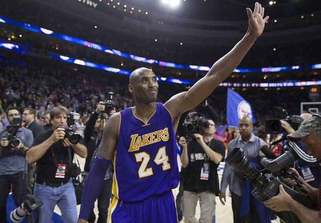 Kobe Bryant żegna się z kibicami po ostatnim meczu w rodzinnej Filadelfii