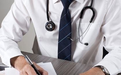 Służba zdrowia. Polacy płacą za lekarzy poza NFZ