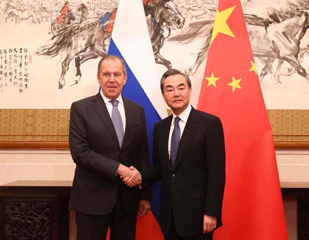 Siergiej Ławrow i Wang Yi, szef dyplomacji Chin 