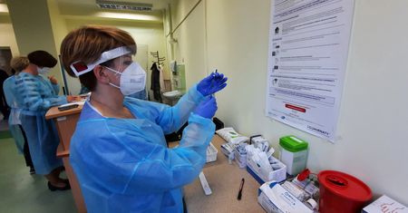 Szczepienia na COVID. Ponad 61 tys. osób zaszczepionych. W poniedziałek preparat trafi do seniorów
