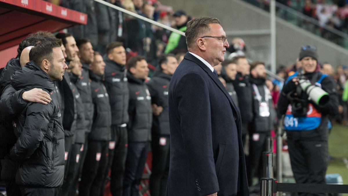 Czesław Michniewicz i ławka rezerwowych podczas meczu z Chile