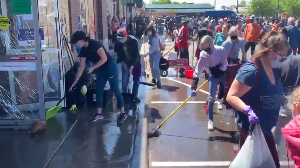 Wolontariusze sprzątają ulice Minneapolis po zamieszkach. 