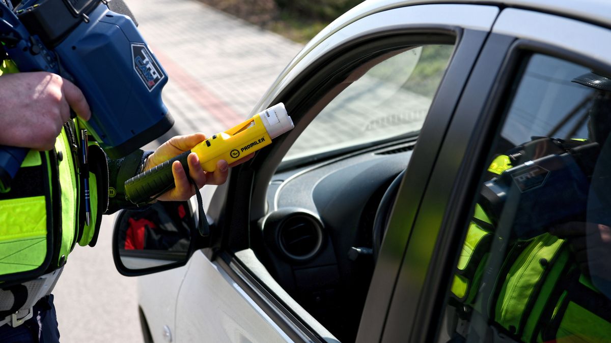 policyjna kontrola
Du�kowiczki, 03.04.2021. Policyjna kontrola na drodze krajowej nr 77 w Du�kowiczkach, 3 bm. W okresie wielkanocnym w ca�ej Polsce prowadzone s� wzmo�one dzia�ania zwi�zane z bezpiecze�stwem w ruchu drogowym. (dd/mr) PAP/Darek Delmanowicz
Darek Delmanowicz
alkomat, drogowy, funkcjonariusz, kontrola, mandat, patrol, policja, policjant, pomiar, ruch, wykroczenie, covid-19, Du�kowiczki, epidemia, epidemie i zarazy, koronawirus w Polsce, SARS-CoV-2