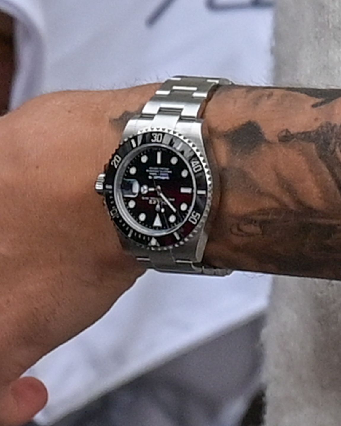 Wystrojeni piłkarze szpanują markowymi dodatkami na zgrupowaniu