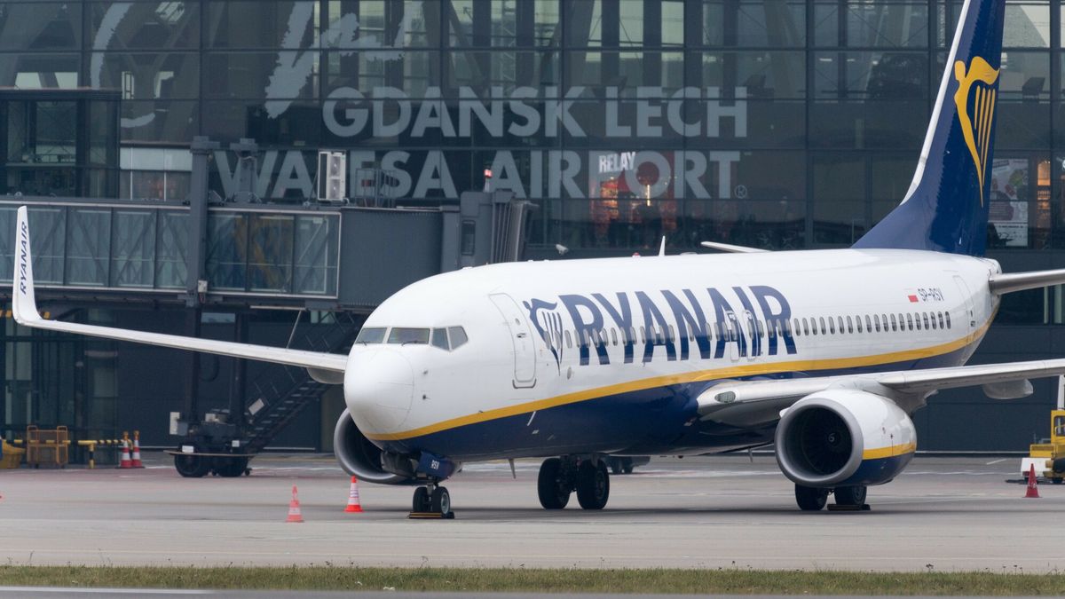 Boeing 737 800 linii Ryanair na lotnisku w Gdańsku