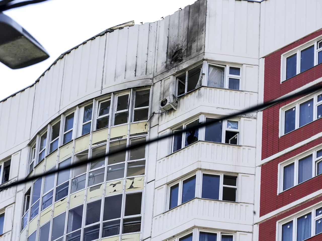 Jeden z moskiewskich budynków po ataku drona. Jak widać atak miał głównie znacznie psychologiczne, zniszczenia są znikome