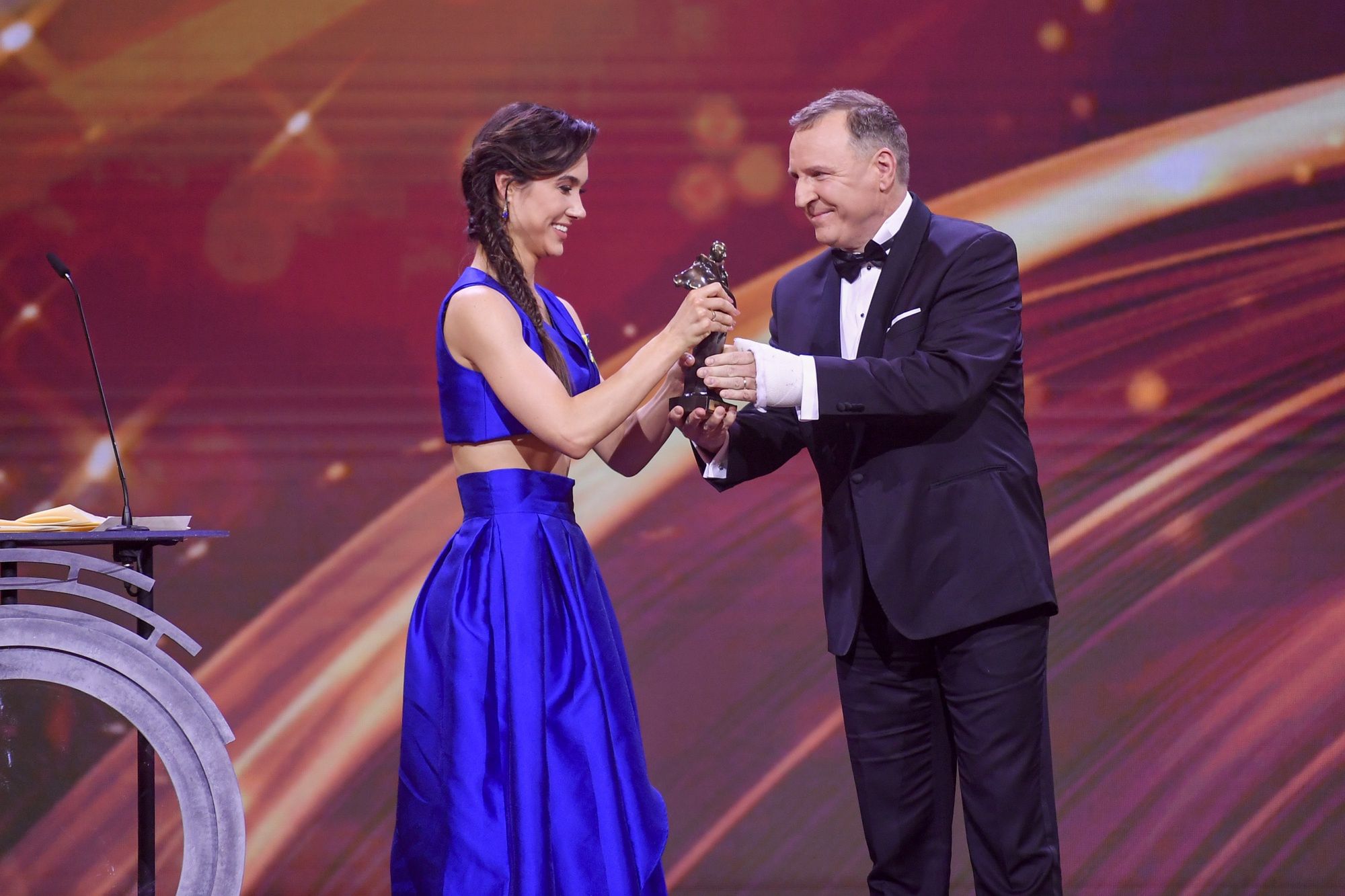 Jacek Kurski gratuluje Krystianowi Ochmanowi i TVP