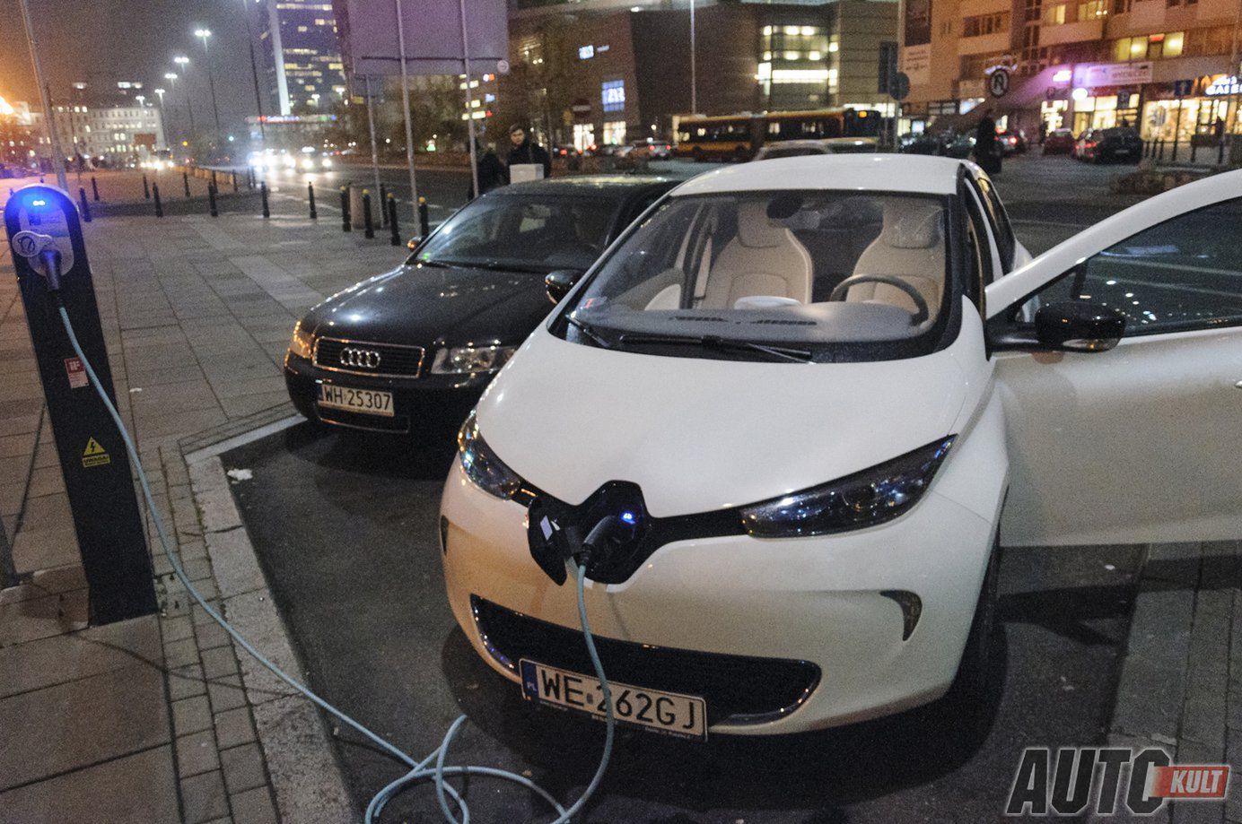 To samo miejsce rok wcześniej - Renault Zoe udało nam się podłączyć do ładowania obok zwykłego Audi.