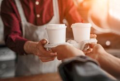 Nieuprzejmi klienci płacą dwa razy więcej — taką zasadę wprowadził właściciel pewnej kawiarni