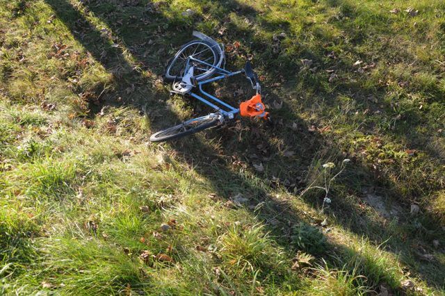 Kierująca citroenem najechała na rowerzystę. Oślepiona słońcem nie zauważyła cyklisty (zdjęcia)