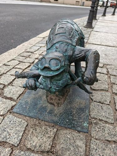 Królik-żużlowiec - element Traktu Królewskiego w Gnieźnie