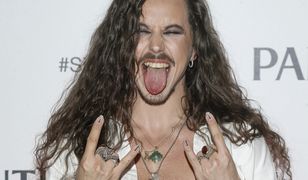 Michał Szpak w samym ręczniku. Zalotnie zagrał nóżką