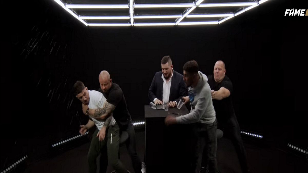 Parke nagle chwycił za szklankę i oblał wodą Don Kasjo! Rozdzielili ich ochroniarze.