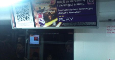 Krótka piłka: Play rozdaje gry w warszawskim metrze