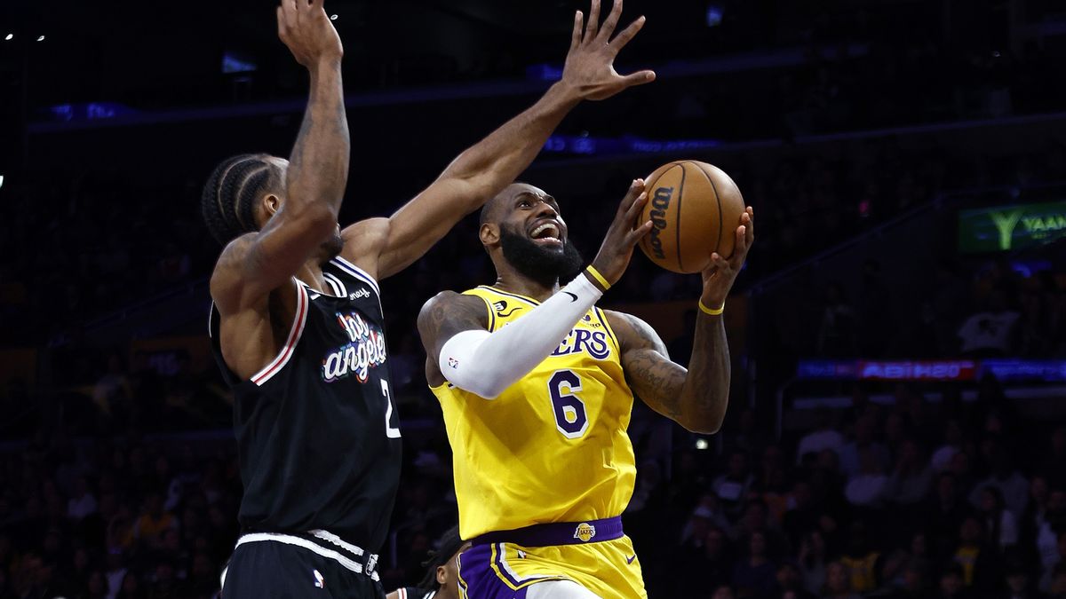 Zdjęcie okładkowe artykułu: Getty Images / Ronald Martinez / Na zdjęciu: LeBron James (z piłką) i Kawhi Leonard