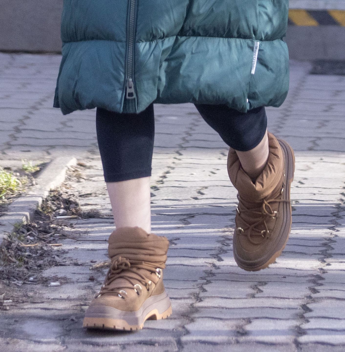 Olga Bołądź z partnerem i suczką u weterynarza