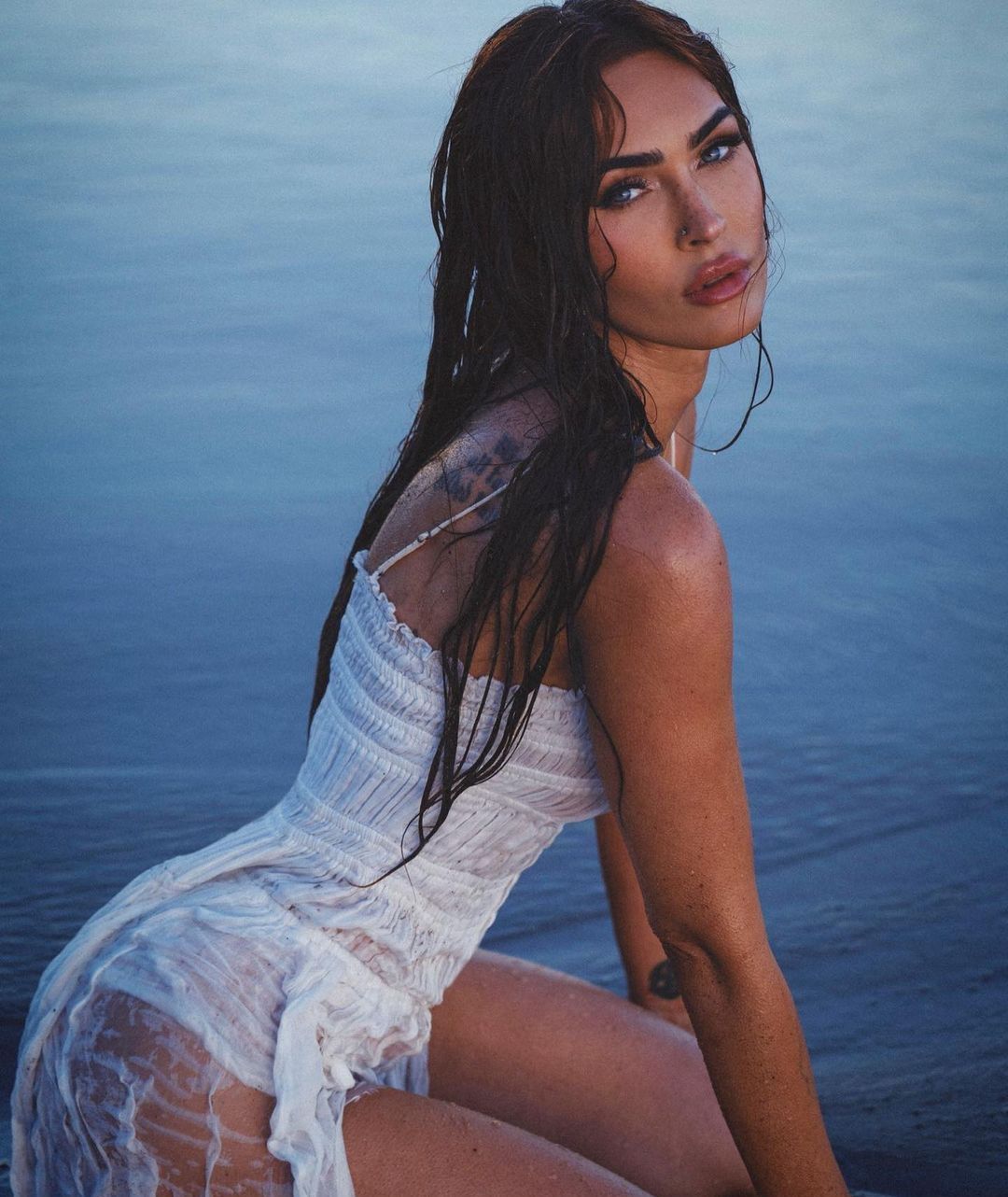Megan Fox w białej sukience, fot. Instagram.com/meganfox
