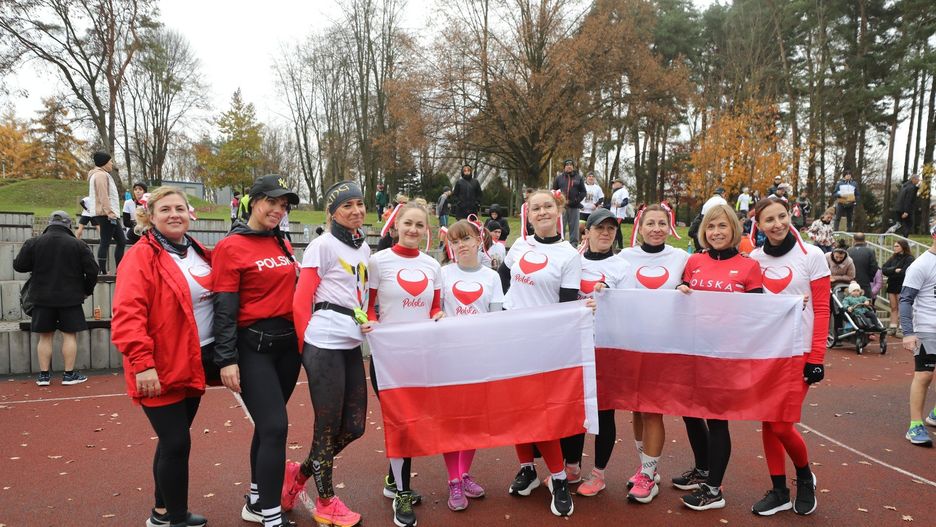 W VII Biegu Niepodległości w Tychach biegacze rywalizowali wokół Jeziora Paprocańskiego