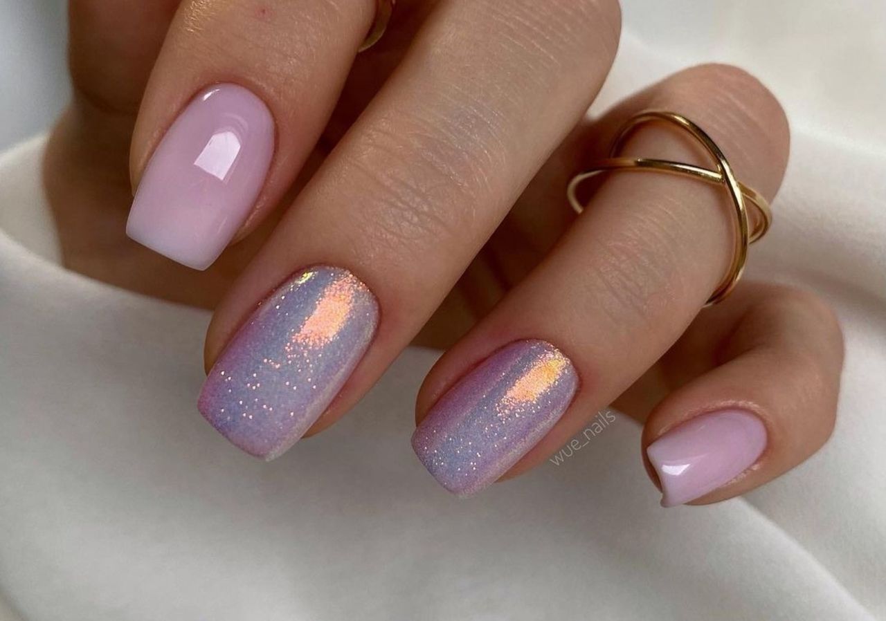 "Unicorn nails" mogą mienić się wszystkimi kolorami. To hitowy manicure na wiosnę