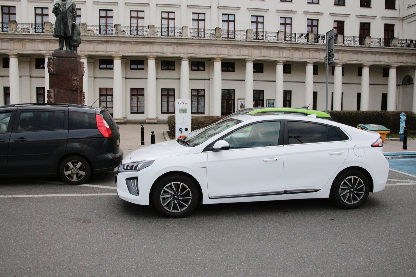 Kierowca czarnej mazdy wprost przyznał, że nie patrzył na kopertę, gdy parkował na miejscu dla "elektryków"