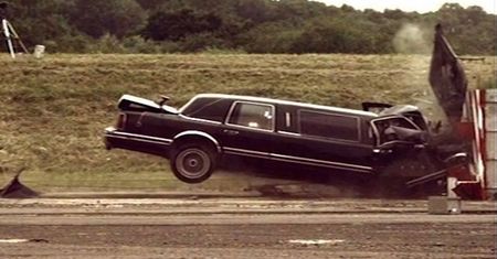 Zobacz limuzynę Lincoln Town Car walącą w ścianę przy 80 km/h