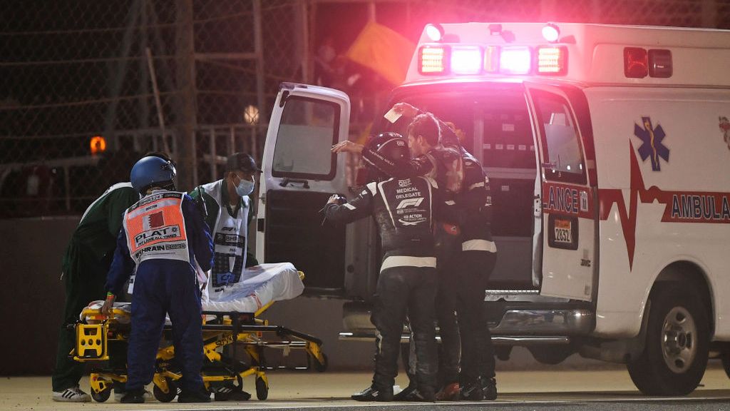 Getty Images / Rudy Carezzevoli / Na zdjęciu: Romain Grosjean transportowany do karetki