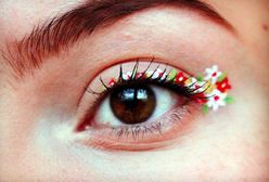 Nowy trend w makijażu: kwiaty na powiekach