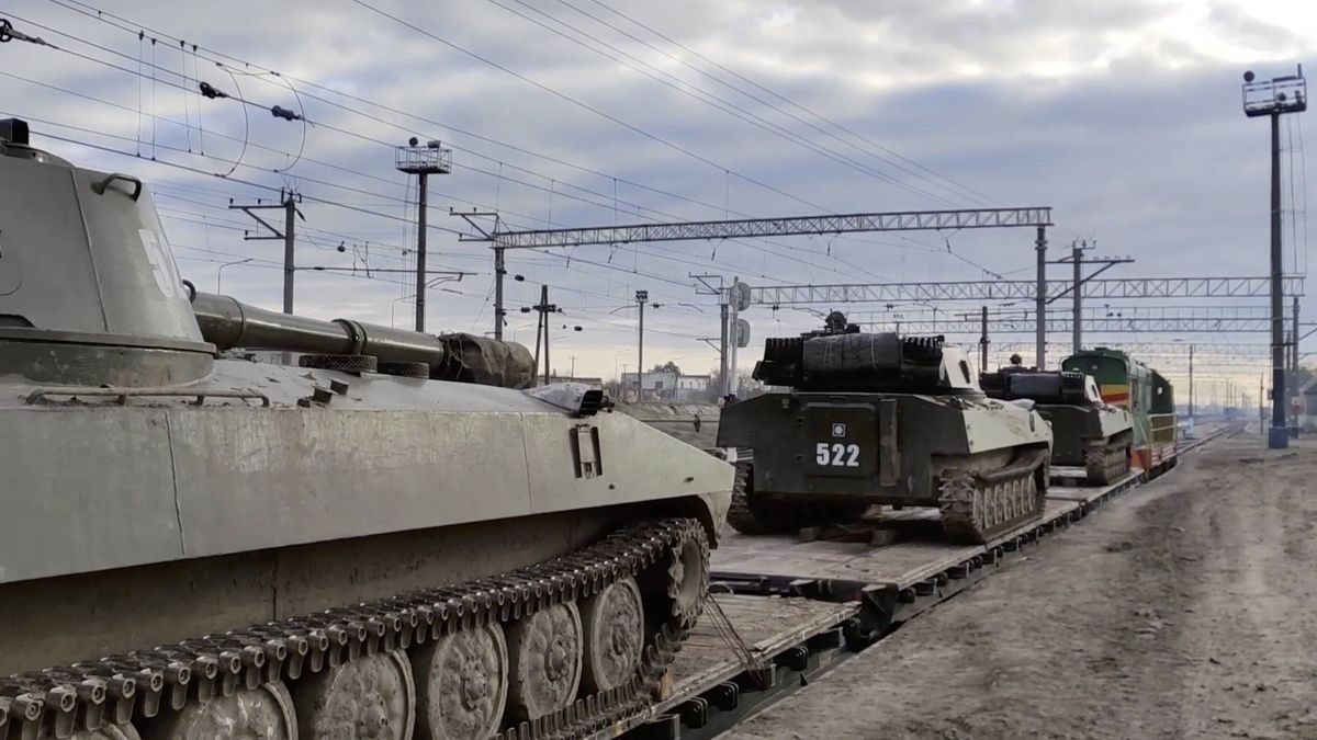 Russian troops return home from military training epa09758378 A handout still image taken from handout video made available by the Russian Defence Ministry press service shows Russian armoured fighting vehicles load on the railway freight carriages in Bakhchysarai, Crimea, 15 February 2022. Units of the Western and Southern military districts on 15 February 2022 began returning from exercises to their bases by rail and road, the Russian Defense Ministry said on 15 February 2022.  EPA/RUSSIAN DEFENCE MINISTRY PRESS SERVICE HANDOUT HANDOUT EDITORIAL USE ONLY/NO SALES HANDOUT EDITORIAL USE ONLY/NO SALES Dostawca: PAP/EPA.RUSSIAN DEFENCE MINISTRY PRESS SERVICE HANDOUT