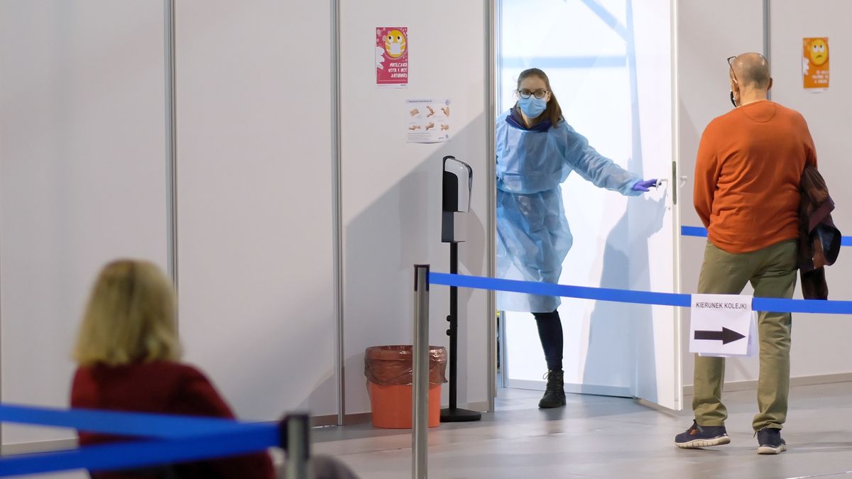 Gliwice, 30.03.2021. Koronawirus w Polsce. Pacjenci oczekujący w punkcie szczepień przeciw COVID-19 na terenie lodowiska Tafla w Gliwicach, 30 bm. (amb) PAP/Andrzej Grygiel***Zdjęcie może ilustrować wyłącznie teksty informujące o szczepieniach. Zakaz publikacji zdjęcia w kontekście negatywnym***