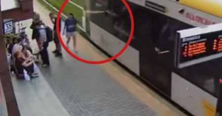 Zaatakował gazem pieprzowym z okna tramwaju. Poszukiwania sprawcy trwają