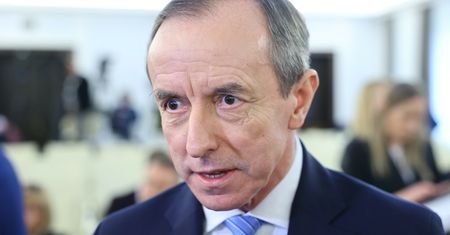 Awaryjne lądowanie z Tomaszem Grodzkim. Marszałek rzuca oskarżeniami, MON odpowiada