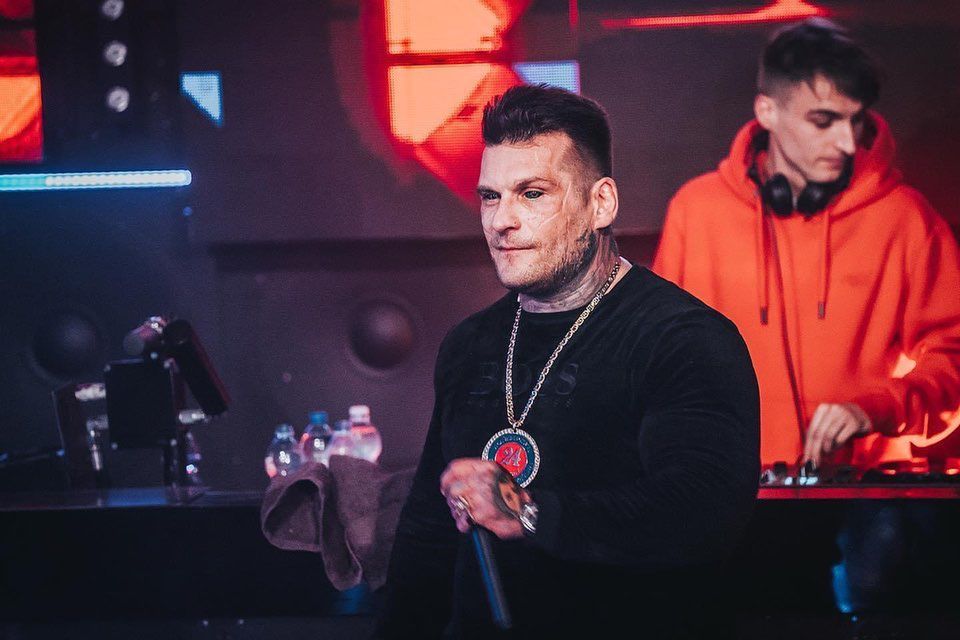 Popek w ciemnych włosach