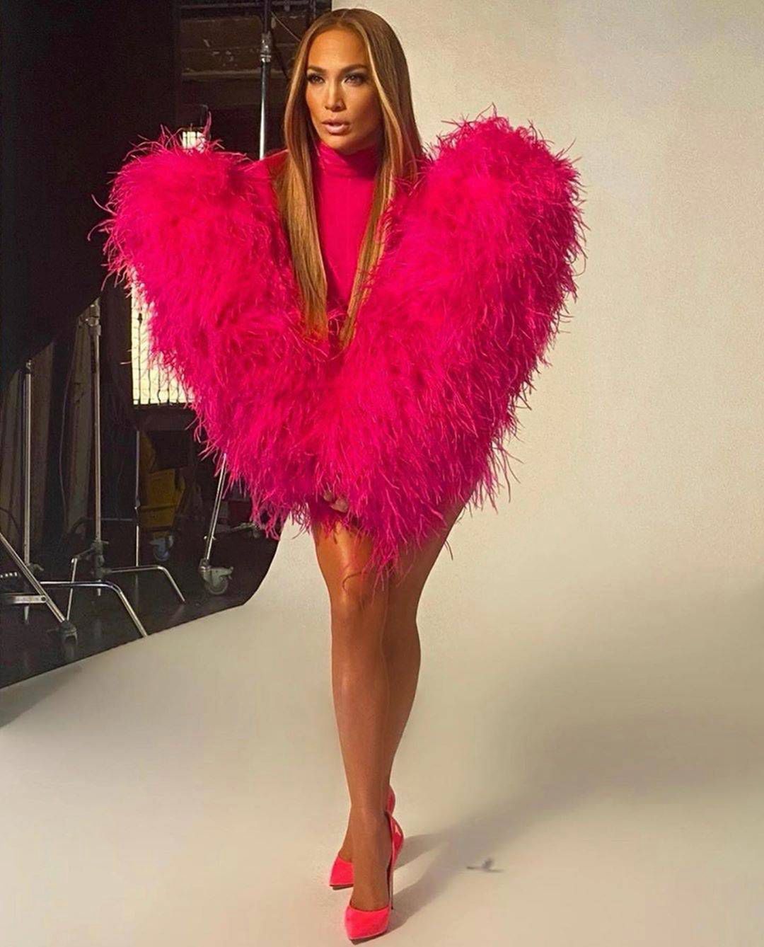 Jennifer Lopez w różowej stylizacji