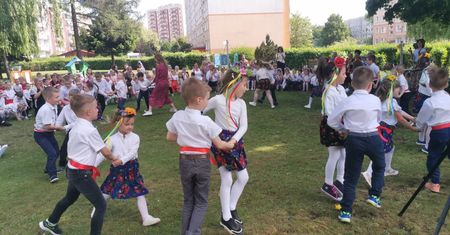 Przedszkolaki tańczyły tańce ludowe i regionalne