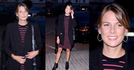 Szczupła Marta Wierzbicka eksponuje długie nogi w pasiastej sukience na premierze spektaklu z Julią Wieniawą (ZDJĘCIA)
