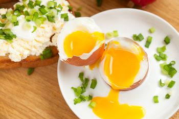 Wielu je jajka na miękko, bo są zdrowe. Oto jak faktycznie wpływają na organizm