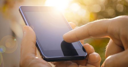 Smartfony i tablety przyczyną raka skóry?