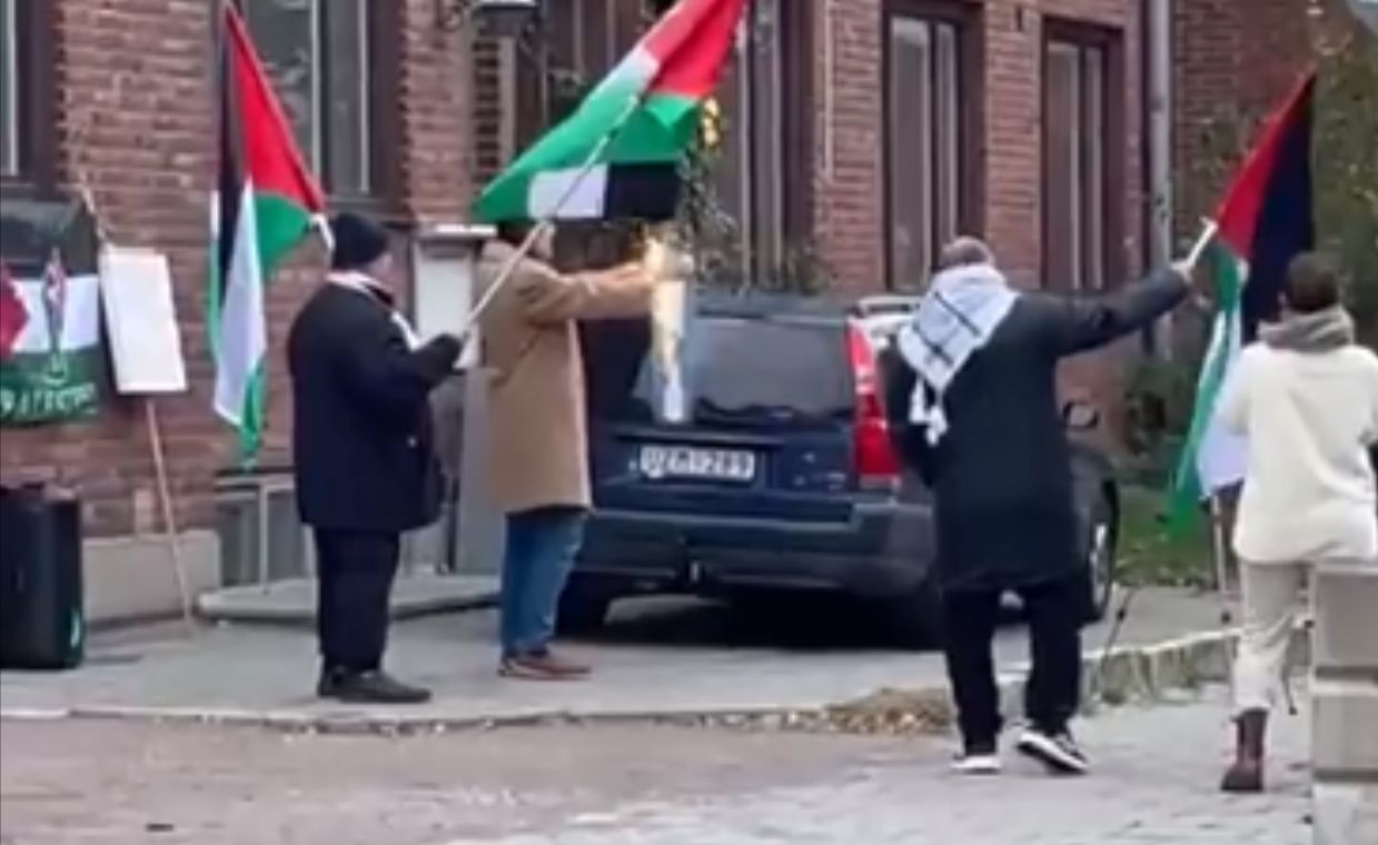 Spalili izraelską flagę przed synagogą. Szwedzka policja nie reagowała