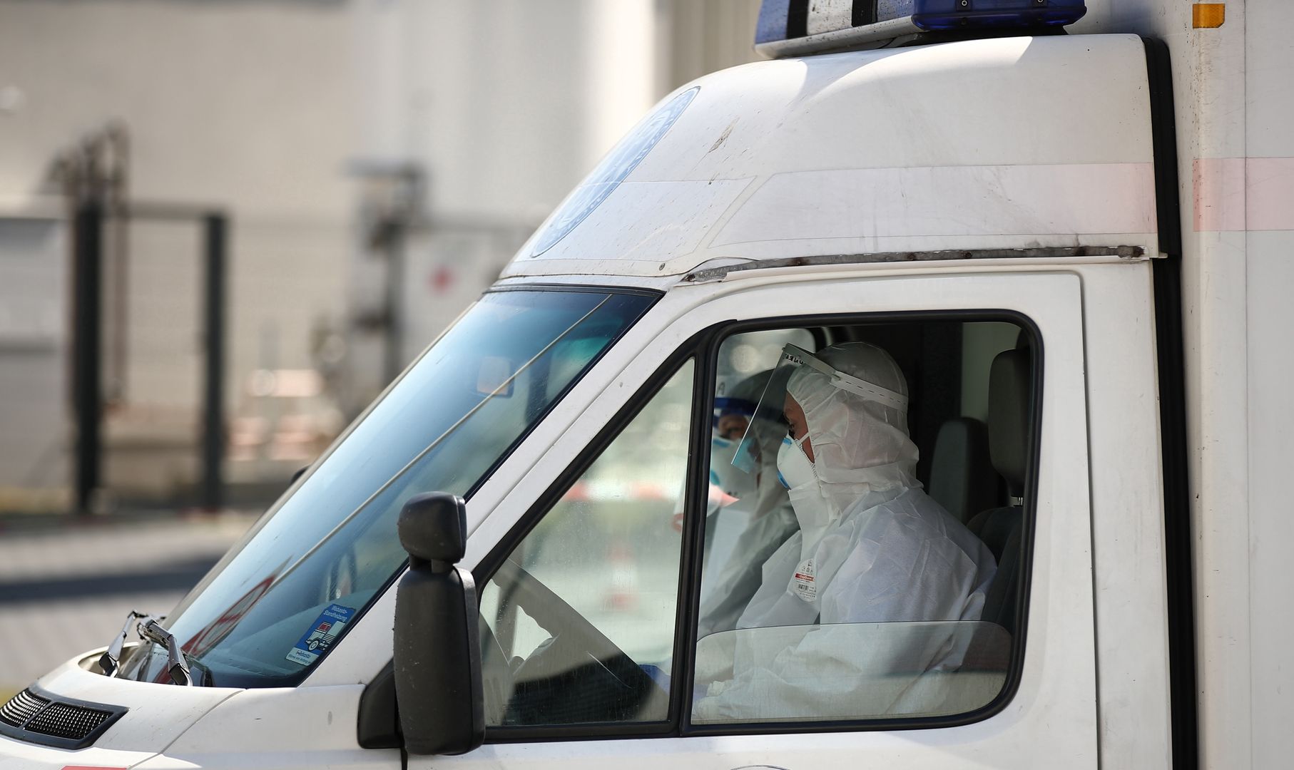 Wypadek na Mazowszu. Jedna osoba nie żyje. Karetka przewoziła pacjenta z COVID-19