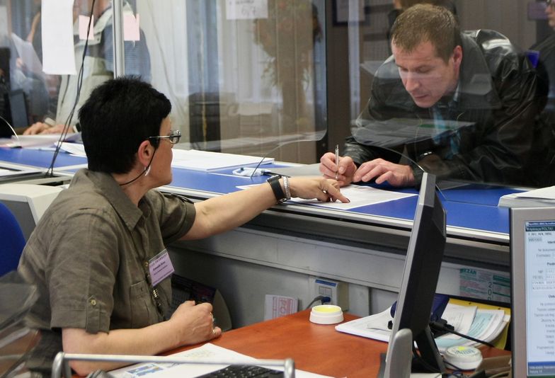 Polska biurokracja jest mało efektywna. Polaków ubywa, urzędników przybywa