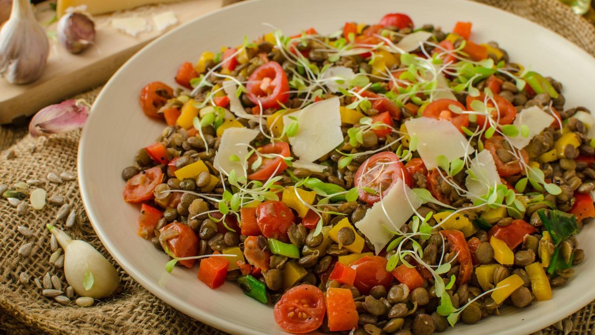 Z zielonej soczewicy można przyrządzić fit sałatkę