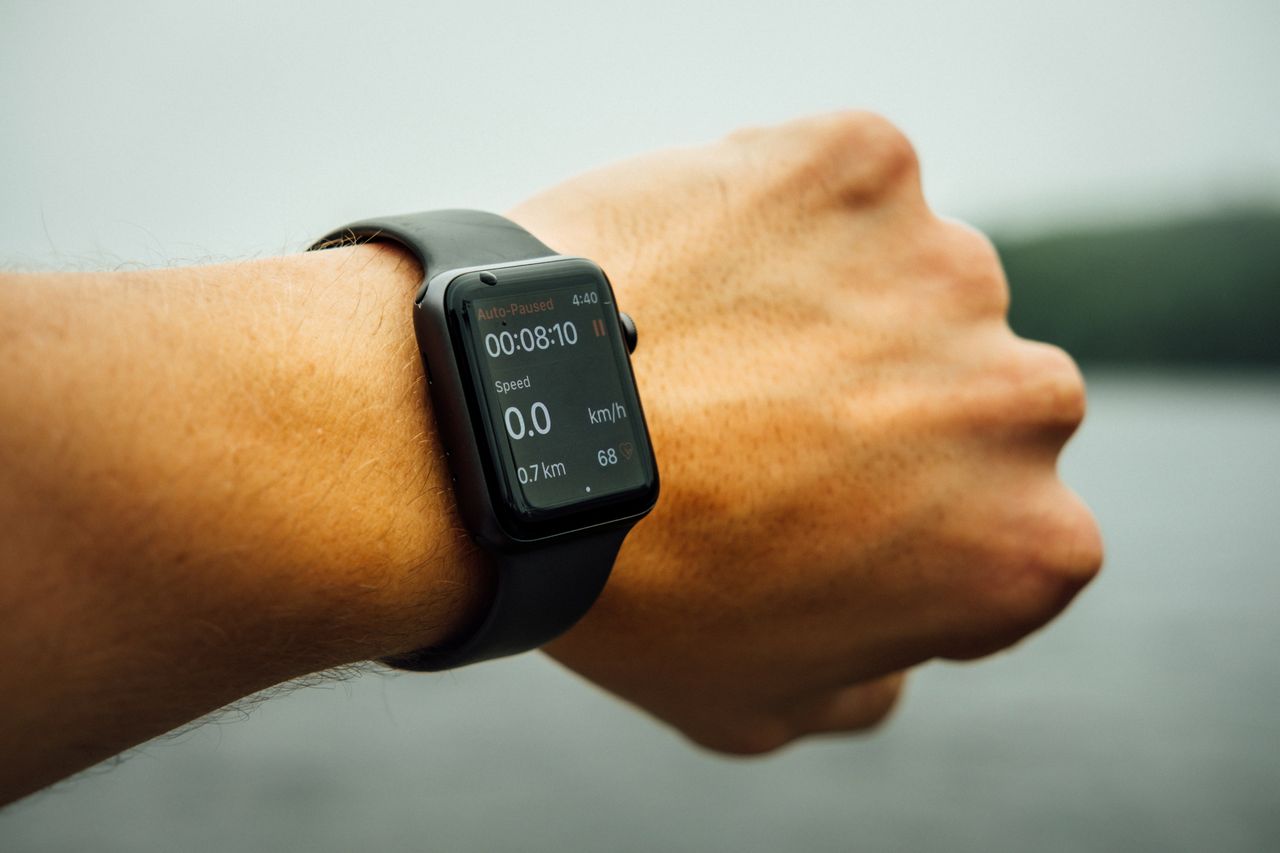 OPPO zapowiada własny smartwatch. Prostokątna koperta i mikrofon w pakiecie