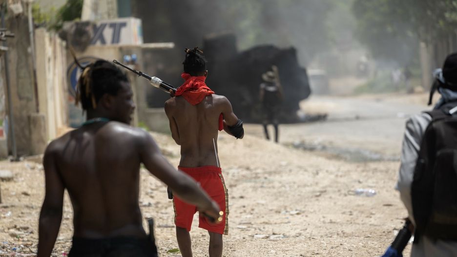 Archiwum zagraniczne East News 2024-06
Gang members walk a street after they killed a policeman and burn a police-armoured vehicle on the outskirts of  Port-au-Prince on May 27, 2024.
Goran Tomasevic/The Globe and Ma