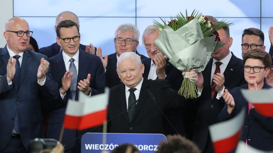 Warszawa, 15.10.2023. Wybory parlamentarne 2023. Prezes PiS Jarosław Kaczyński (C), wicemarszałek Sejmu RP Ryszard Terlecki (6L), europosłowie PiS Ryszard Czarnecki (4L) i Beata Szydło (P) oraz premier Mateusz Morawiecki (2L) podczas wieczoru wyborczego w sztabie wyborczym Prawa i Sprawiedliwości w Warszawie, 15 bm. Zakończyły się wybory parlamentarne. W wyborach Polacy wybrali 460 posłów i 100 senatorów. (amb) PAP/Paweł Supernak