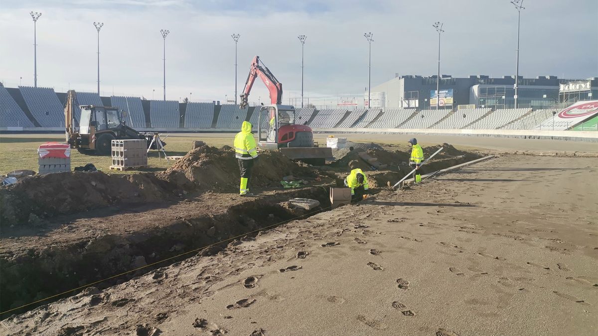 Zdjęcie okładkowe artykułu: Facebook / Na zdjęciu: prace na stadionie w Częstochowie