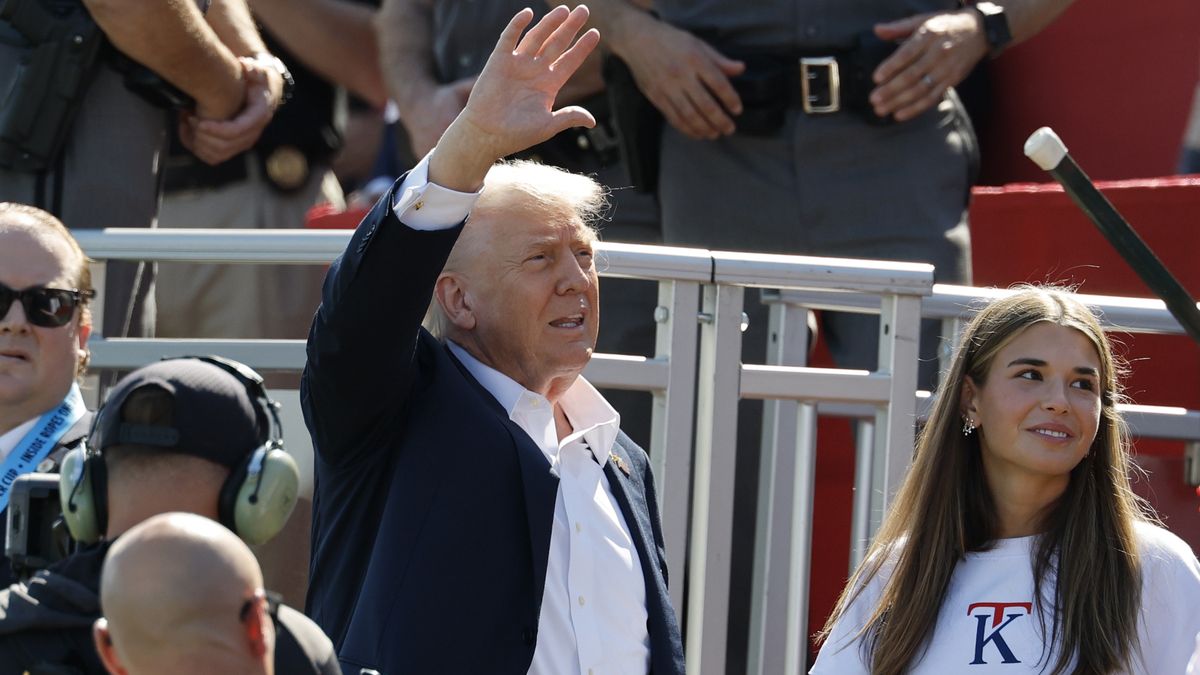 US President Donald Trump acknowledges the crowd during the 2025 Ryder Cup golf tournament at the Bethpage Black Golf Course in Farmingdale, New York, USA, 26 September 2025. US President Donald Trump attended the afternoon session of the Ryder Cup. EPA/ERIK S. LESSER Dostawca: PAP/EPA.